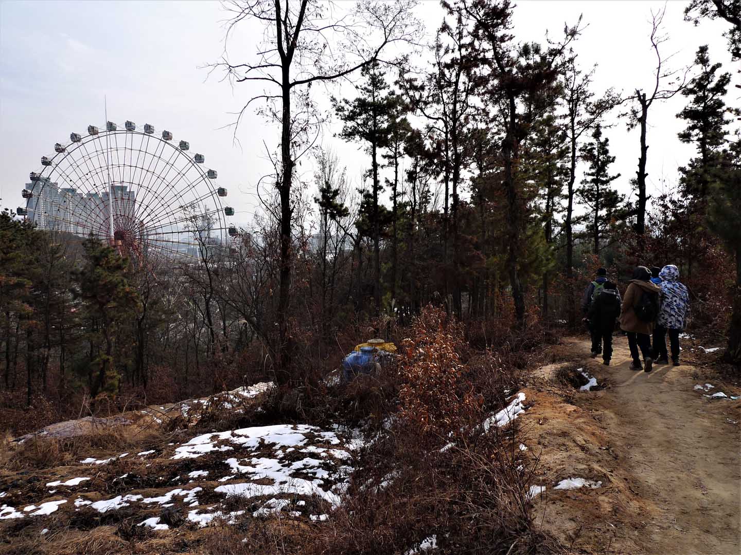 picure of OuSeongEeSan with a ferris wheel visible in the background